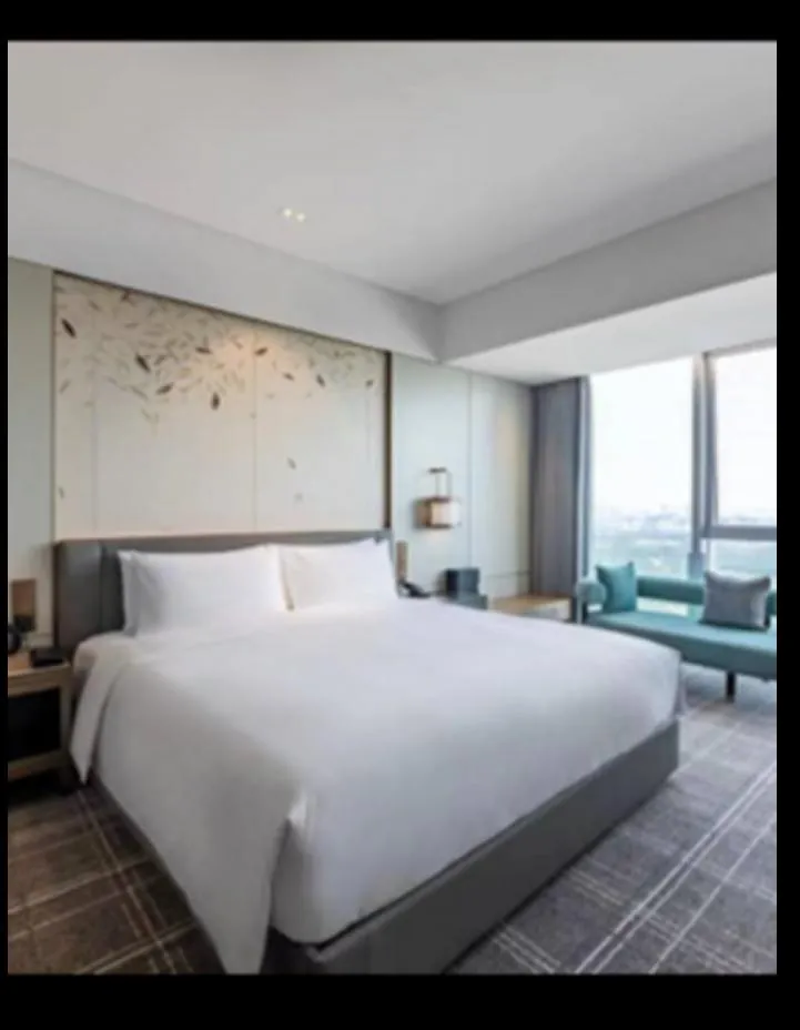 HUALUXE Xi'an Hotel — furniture and interiors for an international hotel group property